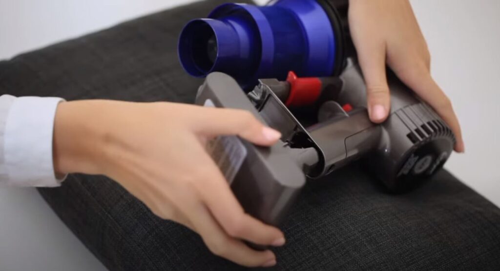 חיבור סוללה חדשה לדייסון V6